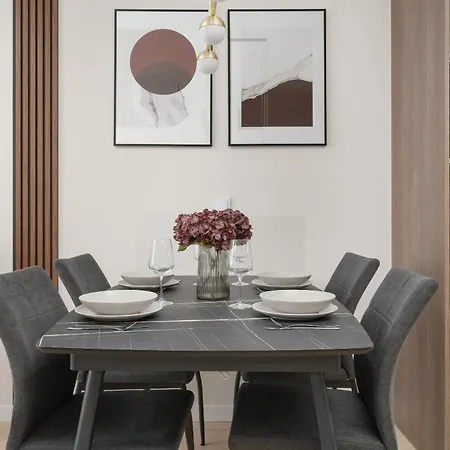 Elegancki Blisko Rzeki Z Garazem Na 2 Auta By Renters Apartment